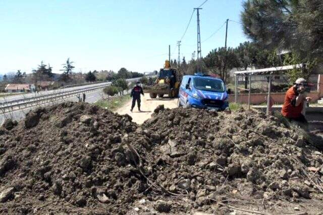 Jandarma ekipleri, Tekirdağ'dan İstanbul'a giden ara yolları toprak yığınlarıyla kapattı Jandarma ekipleri, Tekirdağ'dan İstanbul'a giden ara yolları toprak yığınlarıyla kapattı