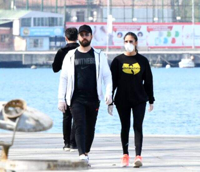 Koronavirüs tedbirlerine uymayan oyuncu Alp Navruz, sevgilisiyle sahilde yürüyüş yaptı Koronavirüs tedbirlerine uymayan oyuncu Alp Navruz, sevgilisiyle sahilde yürüyüş yaptı