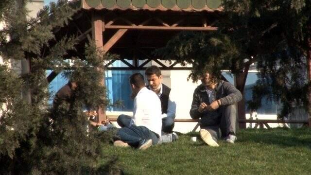 Tüm uyarılara rağmen parka akın eden vatandaş: Virüsten ölmeyi bekliyorum