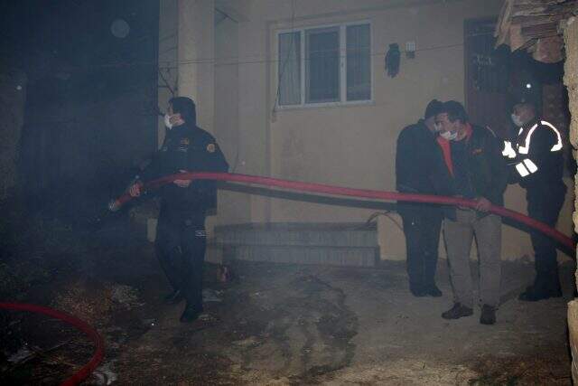 Yangın çıkan evin tavanı çöktü, mahsur kalan yaşlı kadın yanarak can verdi Yangın çıkan evin tavanı çöktü, mahsur kalan yaşlı kadın yanarak can verdi