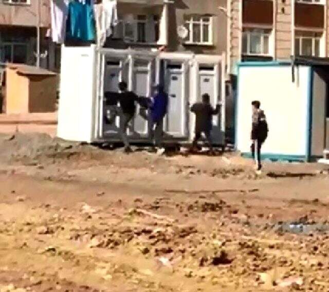Dışarı çıkmaları yasak olan 6 çocuk, inşaat alanında tuvalet kabinlerini parçaladı Dışarı çıkmaları yasak olan 6 çocuk, inşaat alanında tuvalet kabinlerini parçaladı