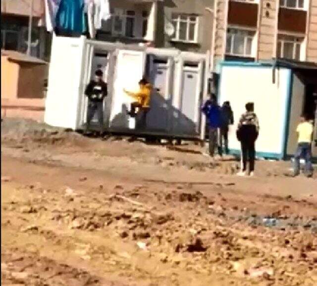 Dışarı çıkmaları yasak olan 6 çocuk, inşaat alanında tuvalet kabinlerini parçaladı Dışarı çıkmaları yasak olan 6 çocuk, inşaat alanında tuvalet kabinlerini parçaladı