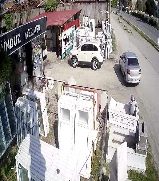 Samsun'da boş mezarın içine düşen kadının o anları kamerada Samsun'da boş mezarın içine düşen kadının o anları kamerada