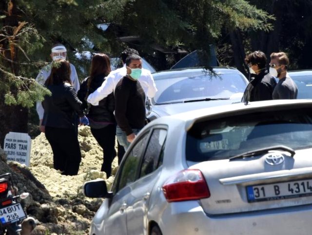 Cenazede ayakta durmakta zorlanan Ebru Şallı'ya eşi Uğur Akkuş destek oldu