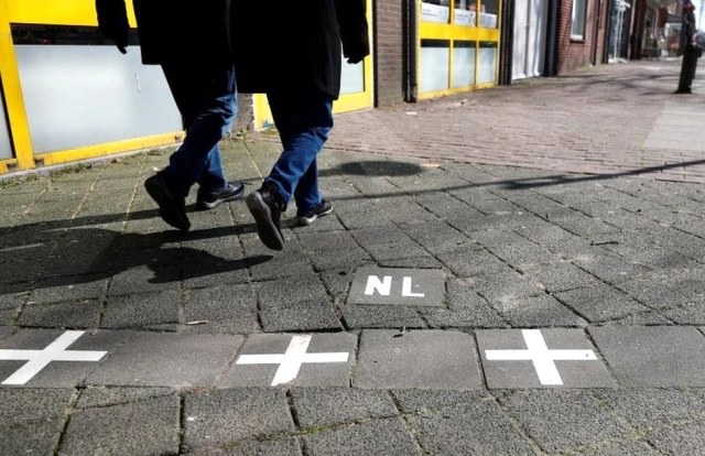 Hollanda - Belçika sınırının ikiye böldüğü dükkanlarda sıra dışı koronavirüs önlemleri