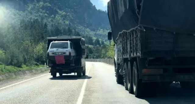 Kasasında sebze meyve taşır gibi otomobil taşıyan pikap sürücüsü, görenleri şaşkına çevirdi