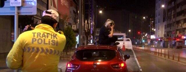 Sokağa çıkma yasağında trafikte alkollü yakalanan iki kadın, ortalığı birbirine kattı Sokağa çıkma yasağında trafikte alkollü yakalanan iki kadın, ortalığı birbirine kattı
