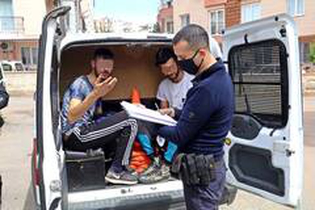Türk bayraklı arabayla sokağa çıkıp polisi peşinden sürükleyen gençlere ceza yağdı