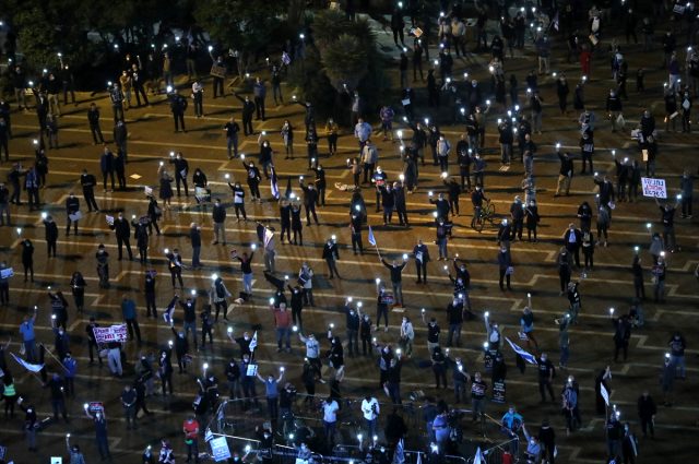 İsrail'de muhalifler, sosyal mesafeye dikkat ederek Netanyahu'yu protesto etti