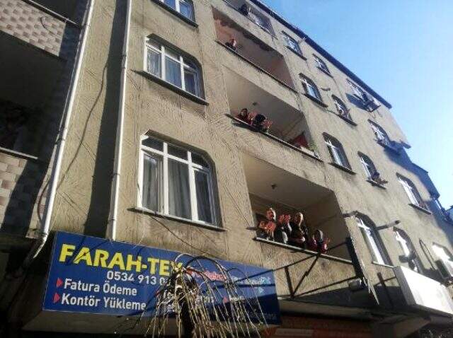 Balkondan konser veren 19'luk gence polis sirenle eşlik etti
