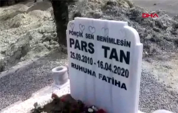 Ebru Şallı, oğlu Pars'ın mezarını ziyaret ederek çiçek ve bileklik bıraktı