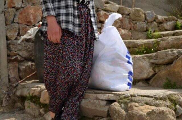 Hayırsever iş adamı memleketine gelip, kapı kapı dolaşarak yardım dağıttı Hayırsever iş adamı memleketine gelip, kapı kapı dolaşarak yardım dağıttı