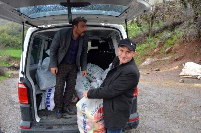 Hayırsever iş adamı memleketine gelip, kapı kapı dolaşarak yardım dağıttı Hayırsever iş adamı memleketine gelip, kapı kapı dolaşarak yardım dağıttı