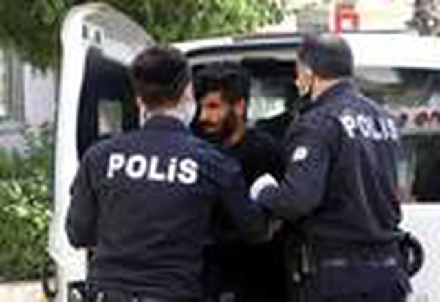 Boşanma aşamasında olduğu eşi, genç kadının boğazına mezarlıkta bıçak dayadı
