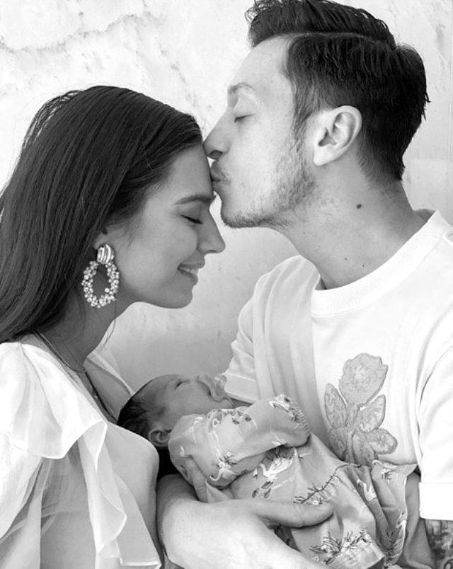 Mesut Özil ve Amine Gülşe'nin yeni doğan bebeklerine 5 milyon TL'lik teklif geldi