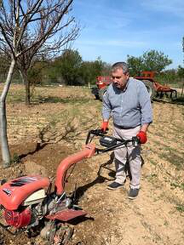 BBP Genel Başkanı Mustafa Destici, koronavirüs sürecinde köyünde tarla sürüp, çapa yaptı