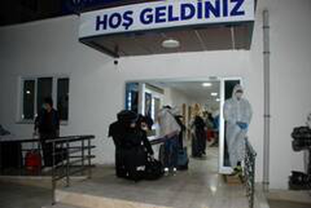 İspanya'dan gelen yolcular arasındaki genç kadının parmak hareketi tepki çekti