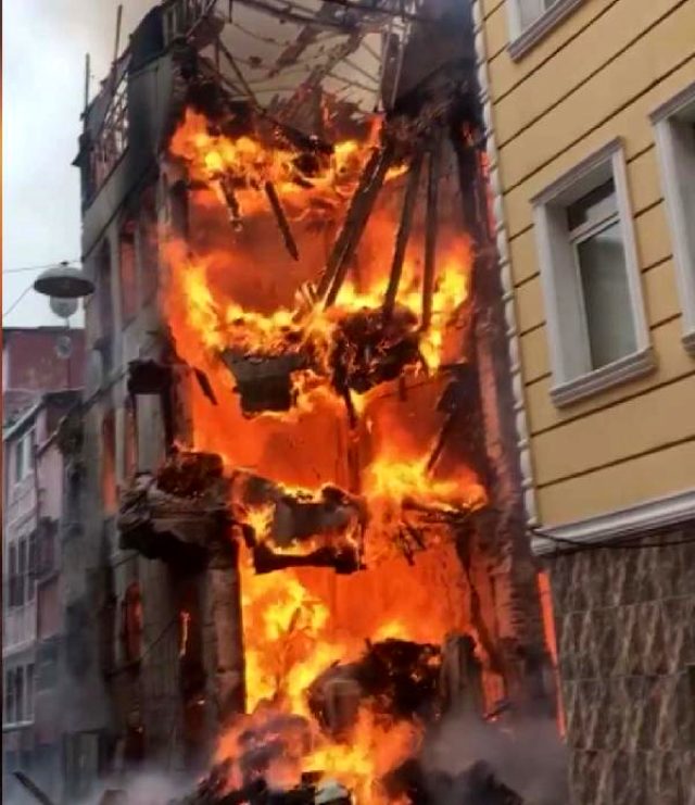 İstanbul Kumkapı'da metruk bina yandı
