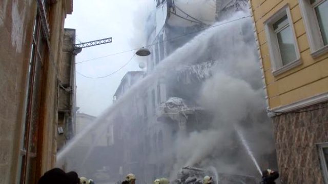 İstanbul Kumkapı'da metruk bina yandı