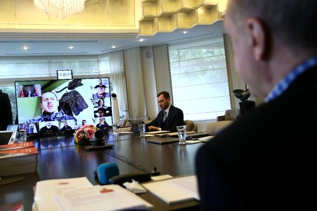 Cumhurbaşkanı Erdoğan milli futbolcularla videokonferans yöntemiyle görüştü
