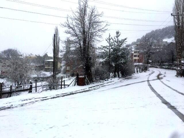 Gümüşhane ve Sivas'ın yüksek kesimlerinde kar yağışı etkili olmaya başladı