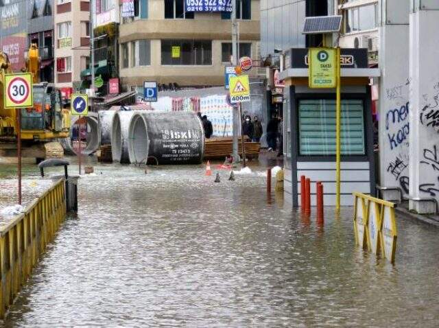 İSKİ çalışmaları sırasında patlayan su borusu, Kadıköy'ü göle çevirdi İSKİ çalışmaları sırasında patlayan su borusu, Kadıköy'ü göle çevirdi