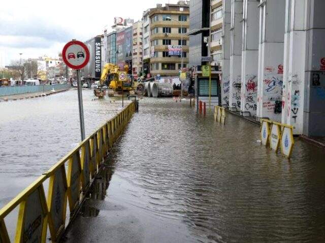 İSKİ çalışmaları sırasında patlayan su borusu, Kadıköy'ü göle çevirdi İSKİ çalışmaları sırasında patlayan su borusu, Kadıköy'ü göle çevirdi