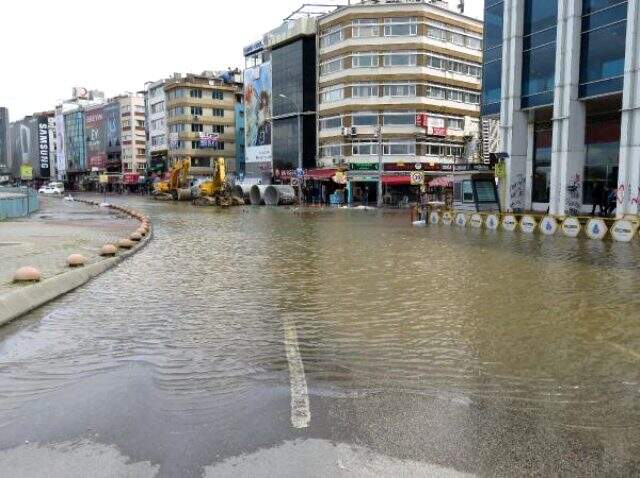 İSKİ çalışmaları sırasında patlayan su borusu, Kadıköy'ü göle çevirdi İSKİ çalışmaları sırasında patlayan su borusu, Kadıköy'ü göle çevirdi