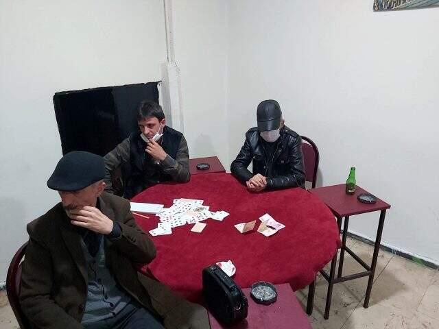 Koronavirüs tedbirlerini hiçe sayıp kumarhaneye çevrilen emlakçıya, zabıta baskın düzenledi