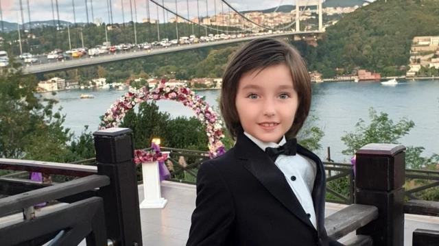 9 yaşındaki genç sanatçı Kuzey Köker, 23 Nisan için Türkiyem isimli şarkıyı okudu
