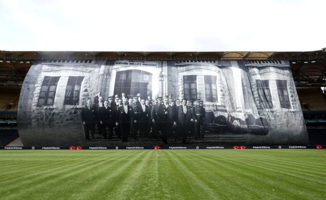 Fenerbahçe, Atatürk'ün TBMM önündeki fotoğrafının yer aldığı dev pankartı Ülker Stadı'na astı