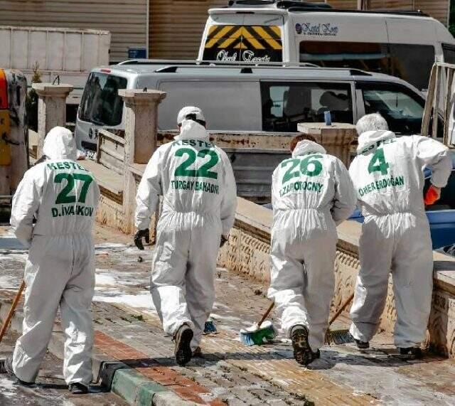 Kestel Belediyesi görevlileri, dezenfeksiyon çalışmalarını Bursaspor'un şampiyon kadrosunu tulumlara işleyerek yapıyor