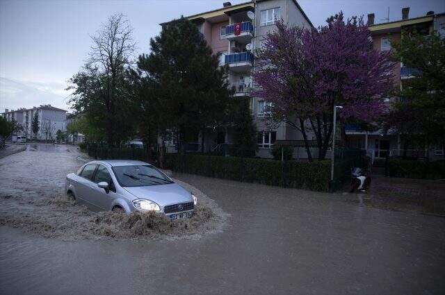 Edirne'de 10 dakikalık sağanak yağış sonrasında kent göle döndü