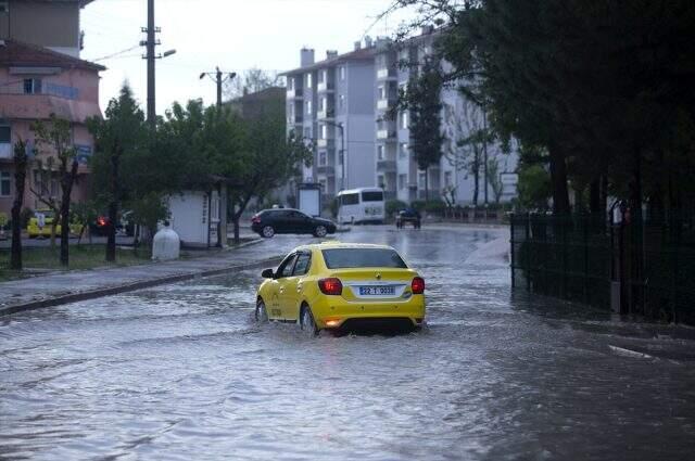 Edirne'de 10 dakikalık sağanak yağış sonrasında kent göle döndü