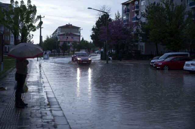 Edirne'de 10 dakikalık sağanak yağış sonrasında kent göle döndü