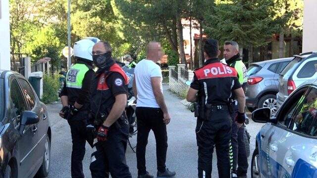 Yasağı delip alkollü araç kullandığı için ceza yiyen şahıs, hırsını gazetecilerden çıkardı Yasağı delip alkollü araç kullandığı için ceza yiyen şahıs, hırsını gazetecilerden çıkardı