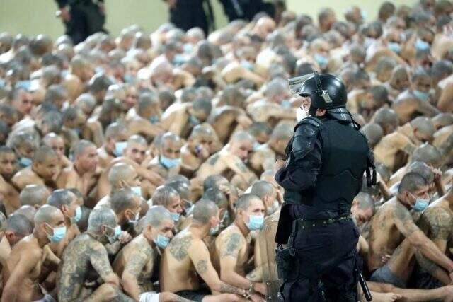 El Salvador'da mahkumlara benzeri görülmemiş hücre cezası