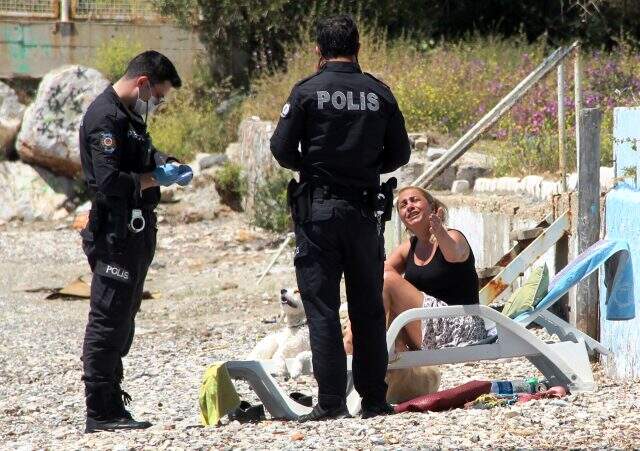 Yasağa rağmen sahilde bikinisiyle güneşlenen kadın hakkında tutanak tutuldu