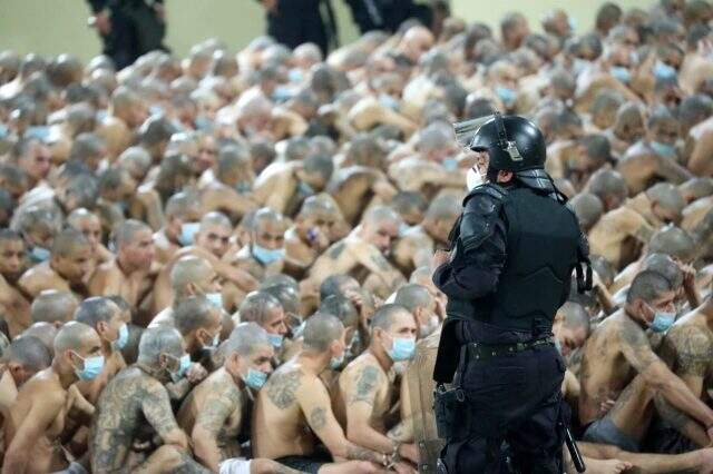 El Salvador'da mahkumların iletişimini kesmek için sac levhalar takıldı El Salvador'da mahkumların iletişimini kesmek için sac levhalar takıldı