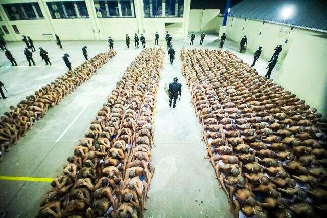 El Salvador'da mahkumların iletişimini kesmek için sac levhalar takıldı El Salvador'da mahkumların iletişimini kesmek için sac levhalar takıldı