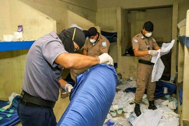 El Salvador'da mahkumların iletişimini kesmek için sac levhalar takıldı El Salvador'da mahkumların iletişimini kesmek için sac levhalar takıldı