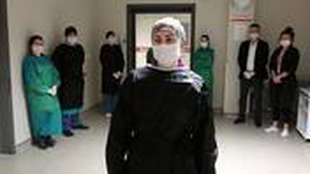 Koronavirüse yakalanan Elif hemşire, 20 günlük tedavisinin ardından alkışlarla taburcu edildi