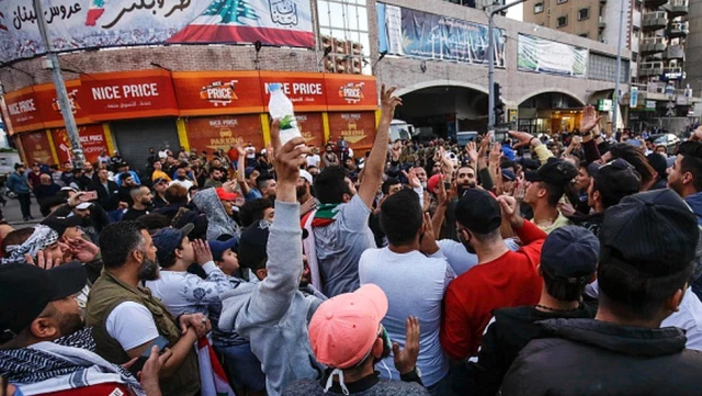 Lübnan'da ne oluyor: Sokağa çıkma yasaklarına rağmen protestolar neden büyüyor?