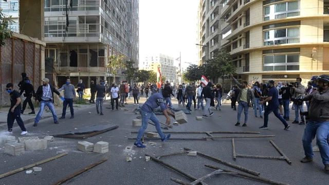 Lübnan'da ne oluyor: Sokağa çıkma yasaklarına rağmen protestolar neden büyüyor?