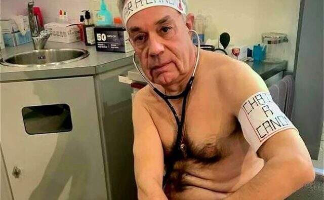 Tıbbi ekipman sıkıntısı çeken Alman doktorlar, durumu çıplak pozlarla protesto ediyor Tıbbi ekipman sıkıntısı çeken Alman doktorlar, durumu çıplak pozlarla protesto ediyor