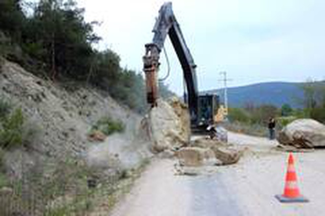 Dağdan düşen kaya parçası 4 köye giden yolu kapattı