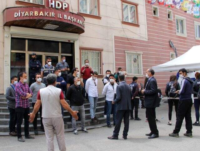 HDP'lilerin güldüğü evlat nöbetindeki aileler, sinir krizi geçirdi HDP'lilerin güldüğü evlat nöbetindeki aileler, sinir krizi geçirdi