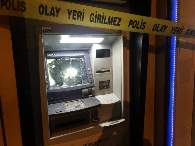 Miras meselesi sebebiyle babasına kızan kadın, çekiçle ATM'leri parçaladı Miras meselesi sebebiyle babasına kızan kadın, çekiçle ATM'leri parçaladı