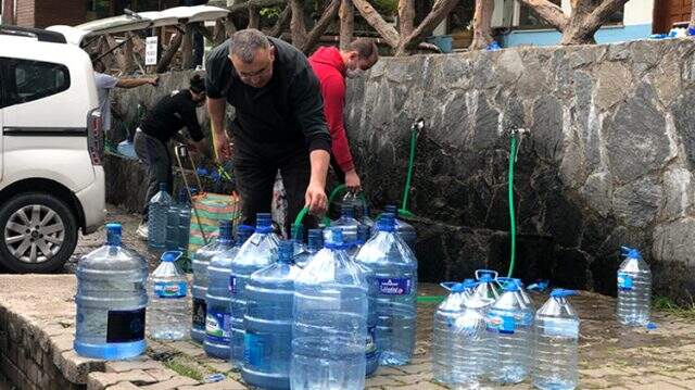 Sokağa çıkma yasağı öncesi kaynak suyunun başında uzun kuyruklar oluştu Sokağa çıkma yasağı öncesi kaynak suyunun başında uzun kuyruklar oluştu