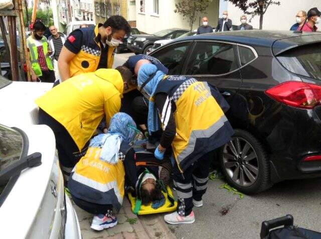 Ümraniye'de pazar alışverişinden dönen kadın, otomobilin altında kaldı Ümraniye'de pazar alışverişinden dönen kadın, otomobilin altında kaldı